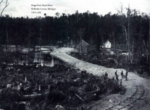 "Rugg Pond, Rapid River, Kalkaska County, Michigan, 1905-1906." Gottfried Franke's crew building the Rugg Pond dam.